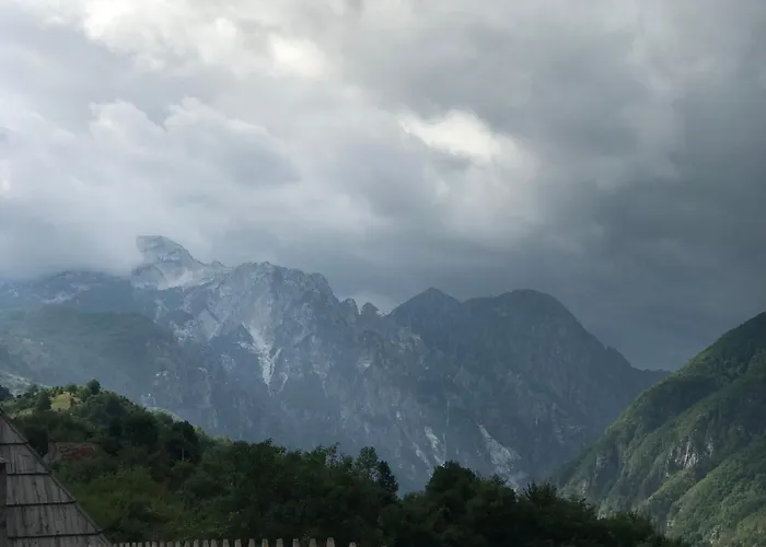 Marash Rrgalla בית הארחה